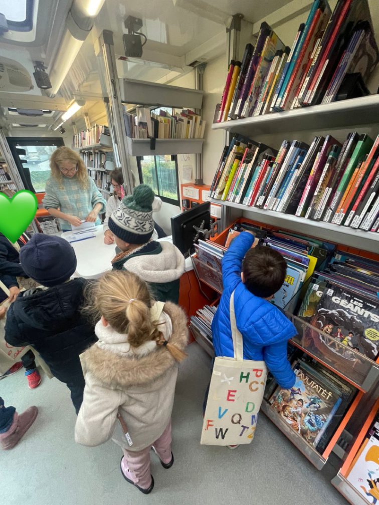 Le bibliobus de Roubaix en visite à l'école Saint Jean Baptiste