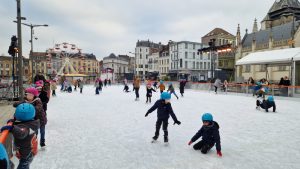 Les élèves de l'école Saint Jean Baptiste à la patinoire de Roubaix