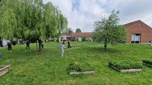 Pâques 2025 : chasse aux oeufs dans le jardin de l'école Saint Jean Baptiste